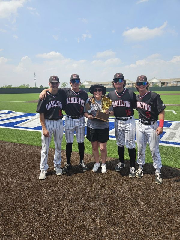 Senior Bulldog Baseball Members with Ms. Leach